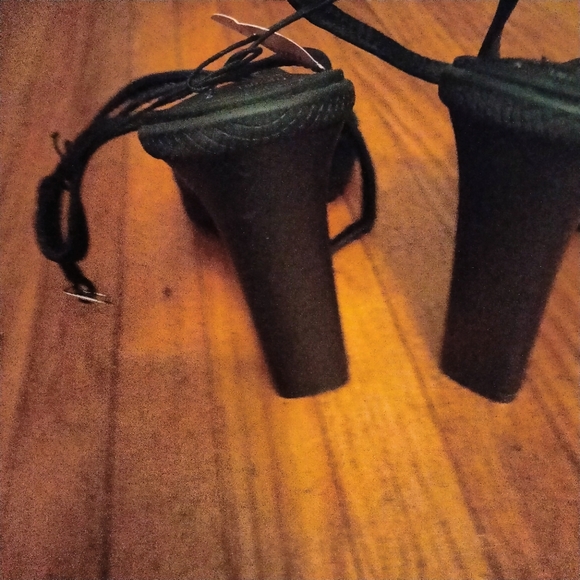 Elegant Women's Strappy Heels - Picture 4 of 5